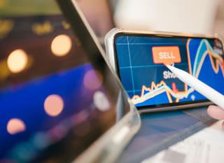 Inwestor działający na wielu rynkach i analizujący Bitcoin, Ethereum oraz opcje forex